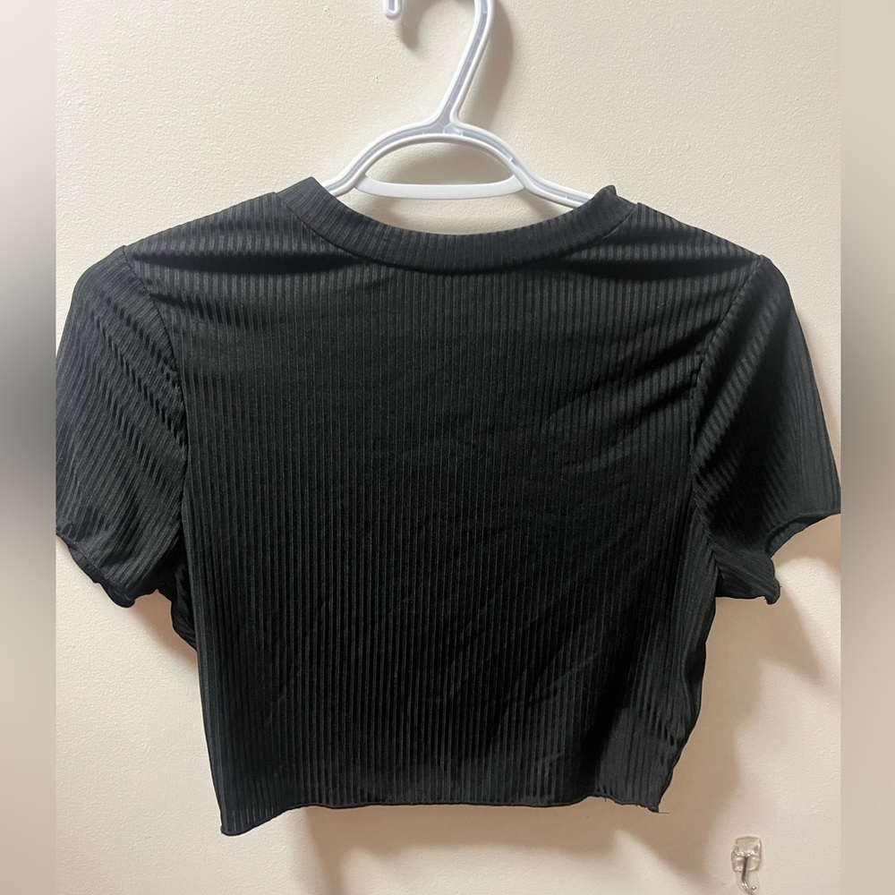 Black cropped tee